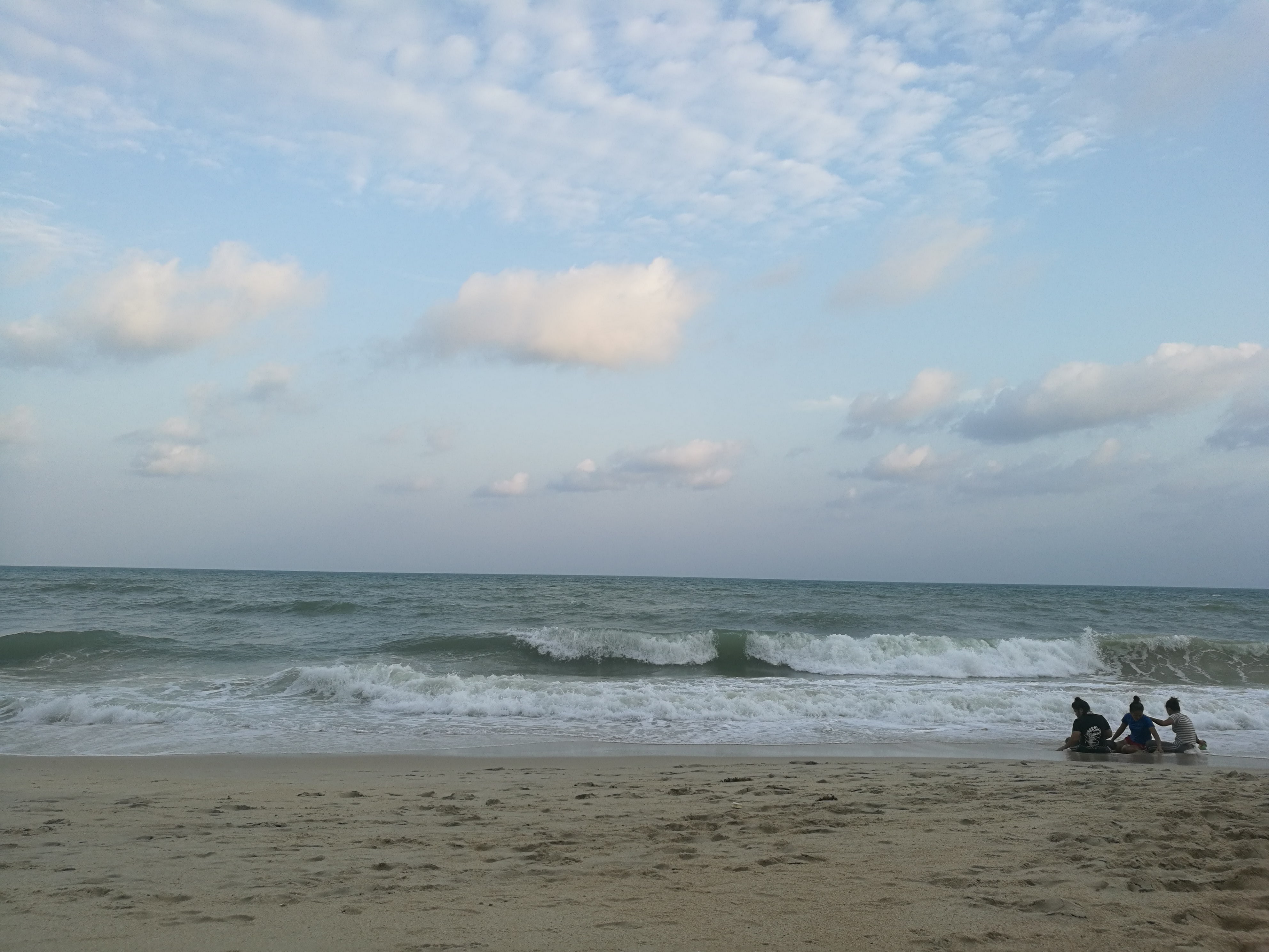 girls searching shells