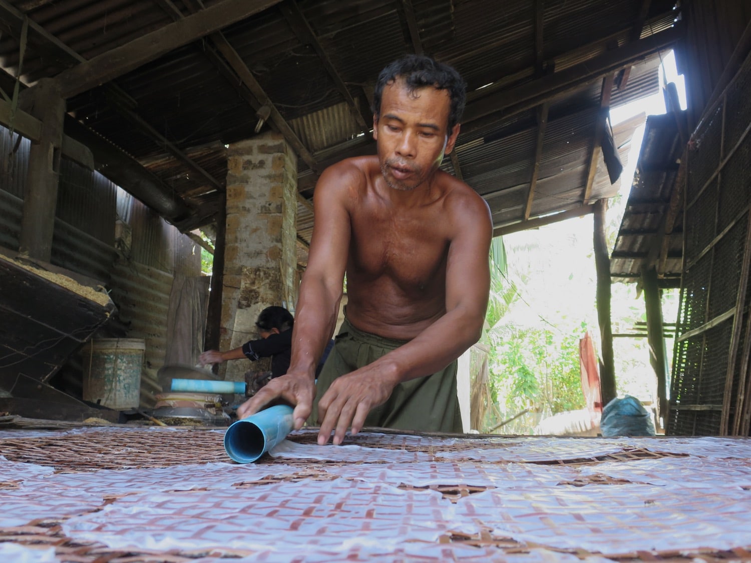man preparing rice paper battambang naturebels