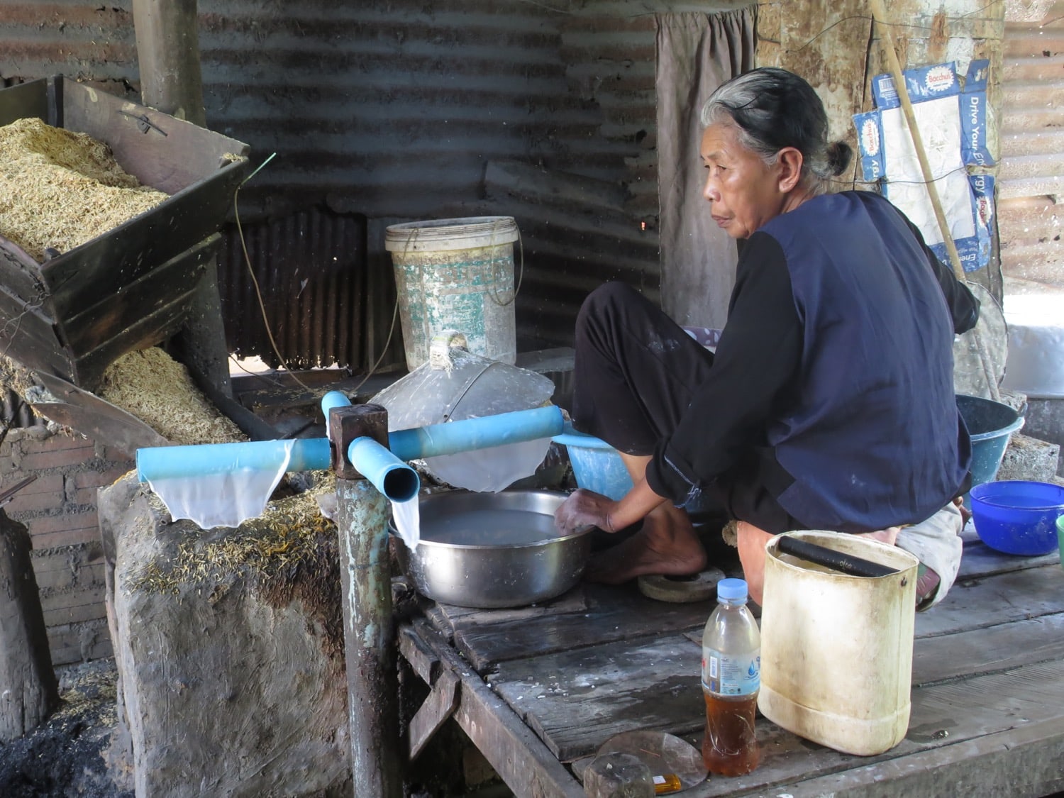 woman preparing rice paper battambang naturebels