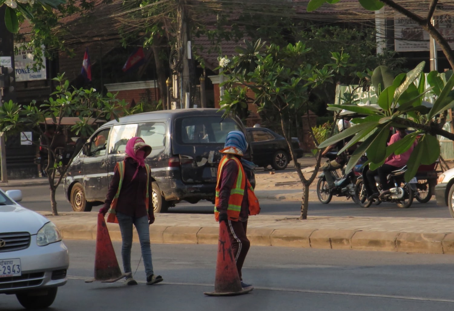 women cleaning roads cambodia naturebels